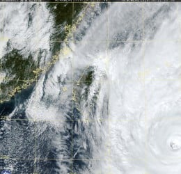 陸上颱風警報 ! 宜蘭、北花蓮直面颱風的第一線 越晚風雨越大 明天全天達最強